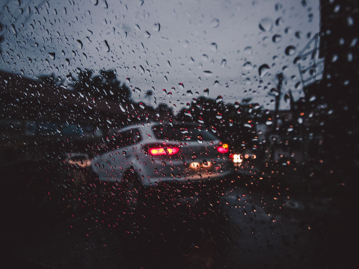 Fenomeno Aquaplaning: cos’è, come comportarsi e come evitarlo