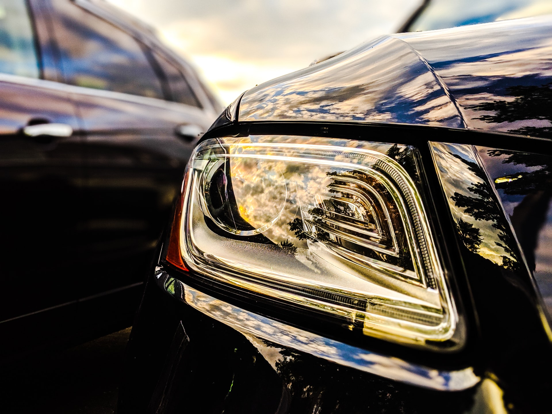 Dagli smartphone alle auto elettriche: la sfida dei colossi dell'elettronica